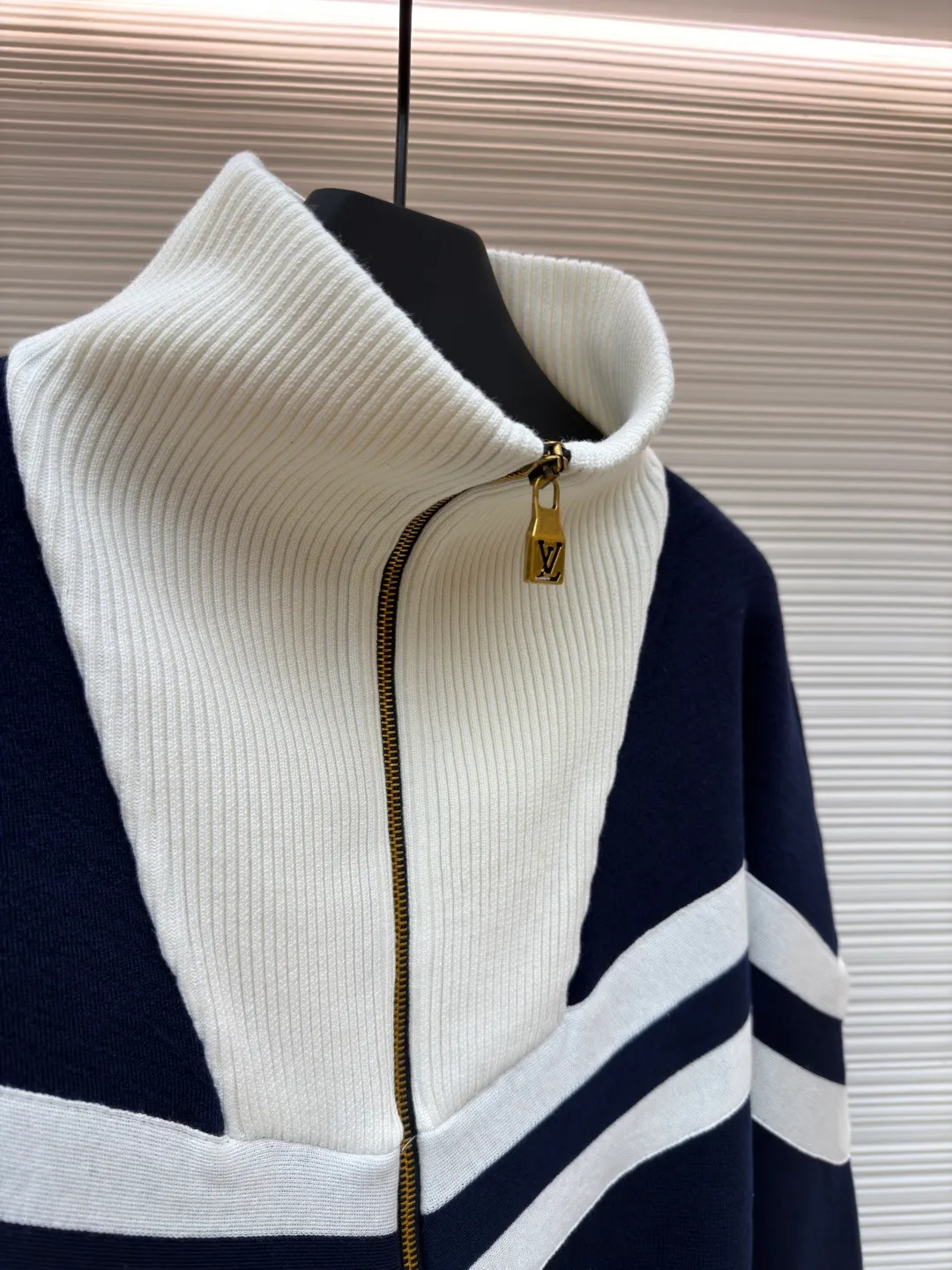 LOUISVUITTON line-tone embroidered jacket ●Original version: purchased and developed in 19899 ●Item number: 1680861-B75 ●Fabric: combed cotton fabric ●Technology: embroidery production ●Version: fitted version ●Weight: about 965 grams ●Size: S-M-L-XL ●Description: The yarn is made of [2/40 count 100% combed cotton], It is made of [14-needle computer woven piece], the whole piece is solid sesame base, [about 160 minutes], the blue and white strips are [hair hanging method], and the weaving time is longer [about 70 minutes]; when sewing, the hem ribs and cuff ribs need to be [stitched in double layers], the collar bone is wrapped so that it does not show up, [the collar needs to be sewn twice], the bottom bone and the shirt body bone are not in the same line When sewing the sleeves, you need to sew in a circle, which takes a long time to sew. After embroidering, you need to carve the blue and white strips of tape and the zipper. When flat sewing, you need to pay special attention to the straight position of the straps, which can easily become skewed. The zipper is [inside the rib position], and the collar is very high. It is difficult to sew the zipper. The entire production process requires too many steps, and the wool is white, so it is very easy to get dirty, which increases the finishing time and the defective rate. The overall wiring is straight and delicate, the fabric is comfortable and soft, and the color is consistent without color difference. It can be matched with the same style to create a fashionable look and control various occasions. Customized accessories, complete with three standards, same style for men and women!